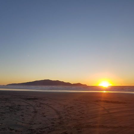 Near The Shore Waikanae Bagian luar foto